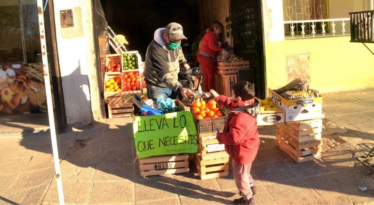 Pusieron una caja solidaria con donaciones en la puerta del local