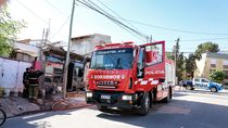 video: las llamas consumieron una vivienda en el barrio islas malvinas video: las llamas consumieron una vivienda en el barrio islas malvinas