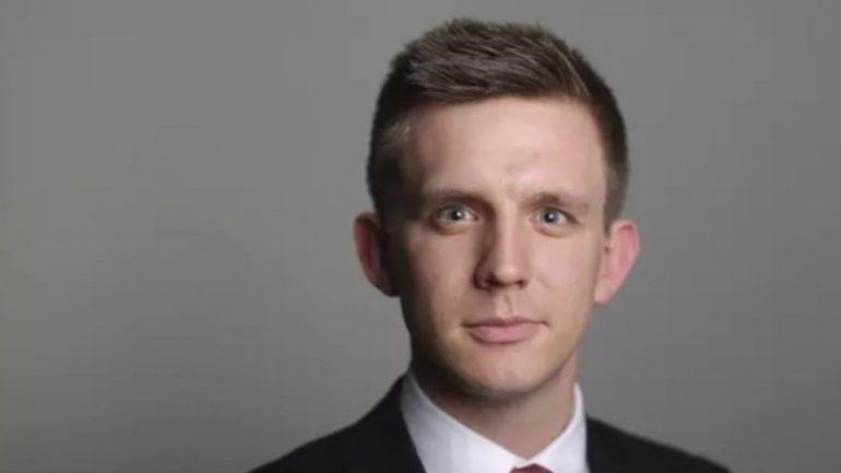 Paul McClean se acercó al agua para lavarse las manos y el animal lo atacó.