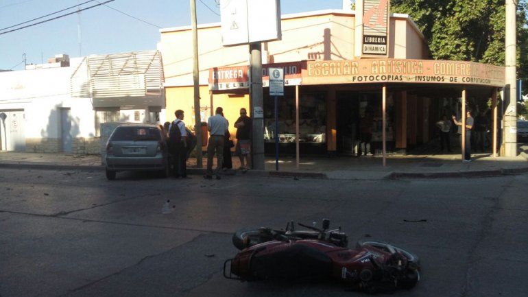 Un motociclista resultó herido tras chocar contra un auto