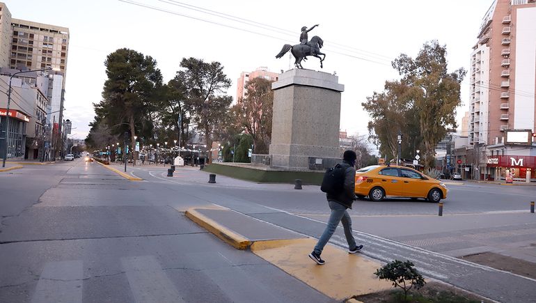 Todo cerrado en Neuquén: los locales y servicios que no funcionan por el Día del Empleado de Comercio