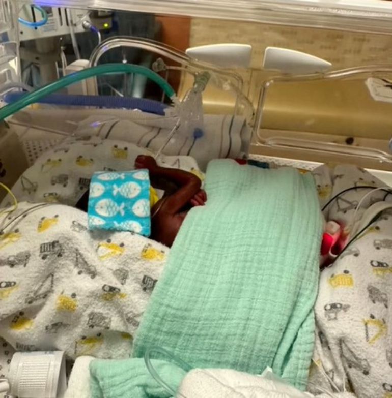 El pequeño Bilal nació junto a sus cuatro hermanos después de solo 23 semanas de gestación en 2024, pero fue el último de los quintillizos en recibir el alta.