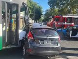 Buenos Aires: violento choque entre un colectivo y un auto dejó 25 heridos