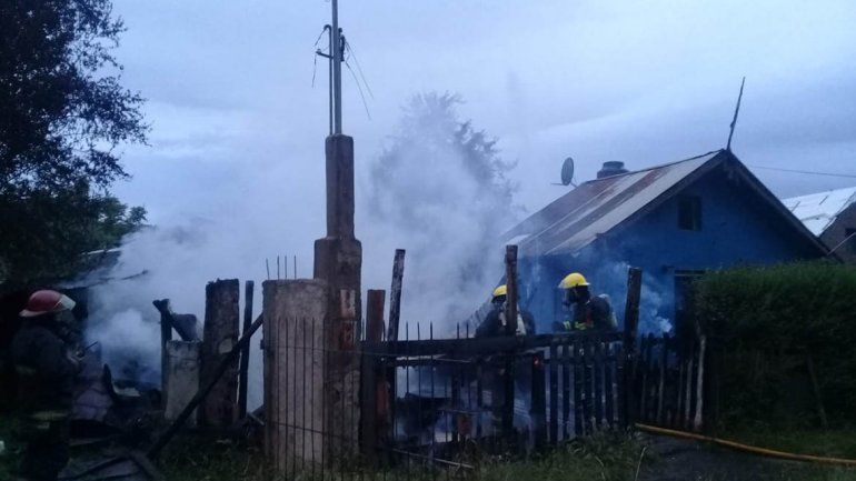 Una discusión familiar terminó con un apuñalado y dos casas en llamas