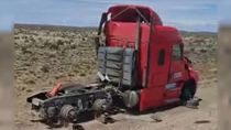 Así encontraron al camión después del vuelco en la ruta 40, cerca de la localidad de Río Mayo, en el sudoeste de Chubut. Así encontraron al camión después del vuelco en la ruta 40, cerca de la localidad de Río Mayo, en el sudoeste de Chubut.