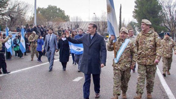 El gobernador neuquino, durante el acto que se llevó a cabo en el batallón.