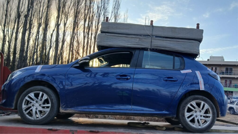 Una mujer fue multada en Centenario por manejar sin licencia de conducir ni seguro, y le secuestraron el auto donde llevaba un sommier en el techo.