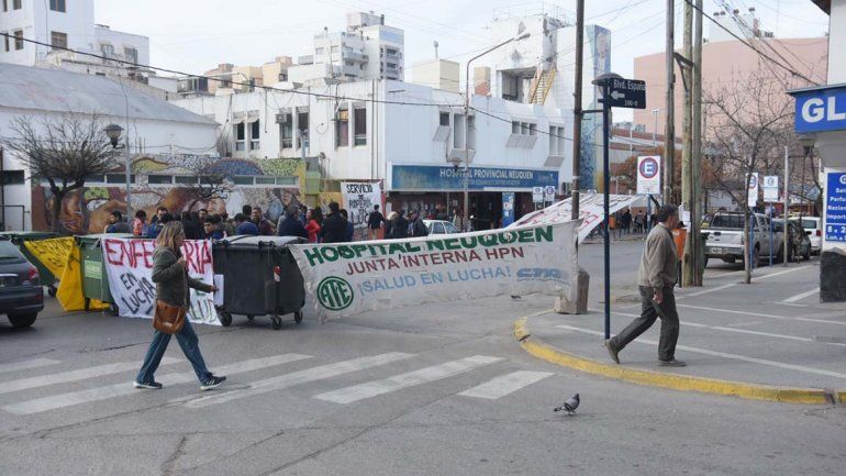 Reclaman personal en Terapia de Niños y denuncian al lavadero por entrega de sábanas sucias