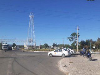 un piquete de desocupados afecta a la refineria de plaza huincul