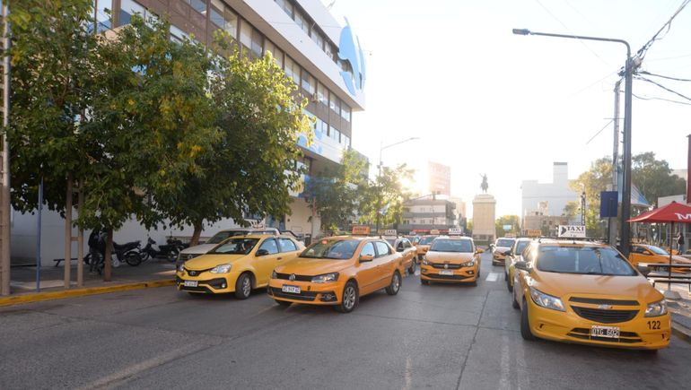 La Municipalidad salió al cruce de los taxis: Si van al Aeropuerto, presentaremos una denuncia