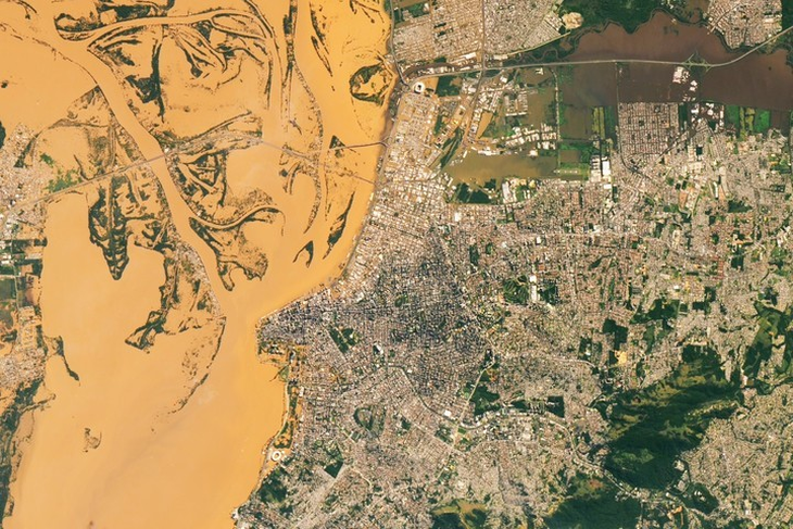 Vista desde el satélite de observación Landsat 8 de la NASA del centro de Porto Alegre inundado. Foto: EFE Vista desde el satélite de observación Landsat 8 de la NASA del centro de Porto Alegre inundado. Foto: EFE