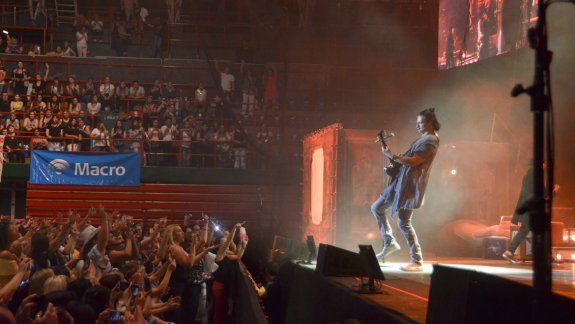 En su nueva visita a Neuquén, el público local le fue fiel a su ídolo, que brindó un concierto sin fisuras y revivió viejos éxitos con un sonido contemporáneo.&nbsp; 