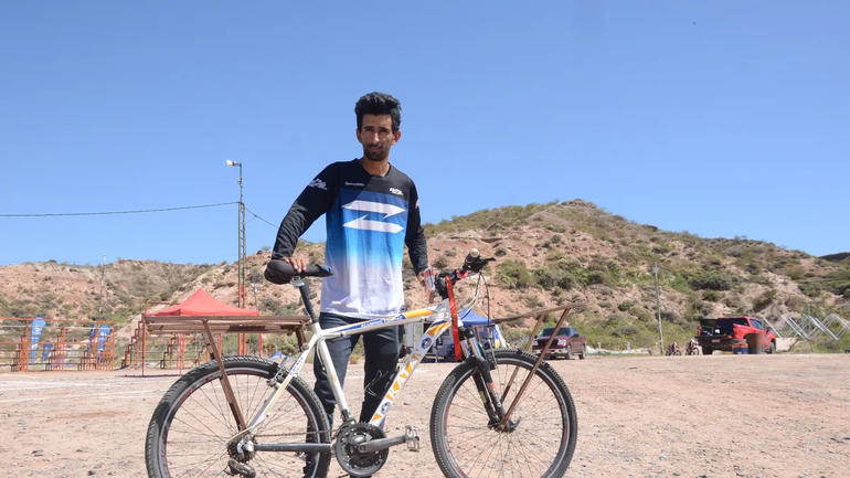 Viajó desde La Rioja en bicicleta para ver el Mundial de Motocross en Villa La Angostura