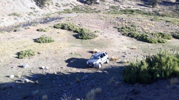 Perdió el control y cayó por un barranco de 50 metros