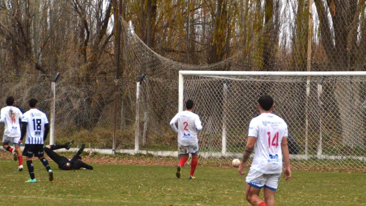 Uno de los goles en el predio 15 de Octubre. En la otra cancha, el Maiolino, hubo incidentes.