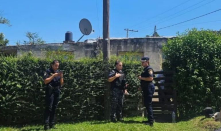 La policía inició una intensa investigación tras el hallazgo de los dos cuerpos.