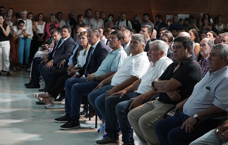 Rolando Figueroa convocó a los sindicalistas para armar el sistema de empleo y reemplazo de planes sociales.