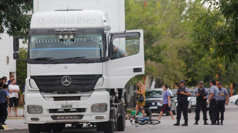 Un camión arrolló a dos mujeres policías: ambas tienen heridas graves