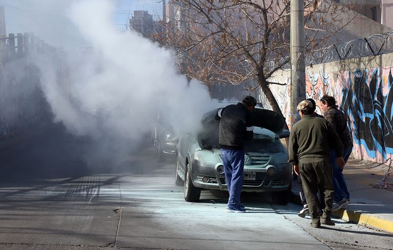 El vehículo incendiado en Gobernador Elordi y Bouquet Roldán. El vehículo incendiado en Gobernador Elordi y Bouquet Roldán.