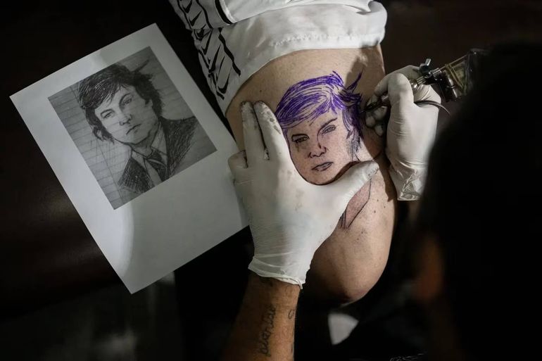 No se trataba de alguna apuesta con amigos, sino de “algo interno”, un compromiso propio, dijo Pablo Vega al tatuarse la cara de Javier Milei. Foto: AFP No se trataba de alguna apuesta con amigos, sino de “algo interno”, un compromiso propio, dijo Pablo Vega al tatuarse la cara de Javier Milei. Foto: AFP