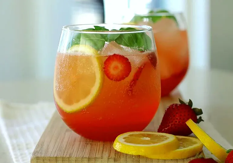 Frutilla, naranja y albahaca Frutilla, naranja y albahaca