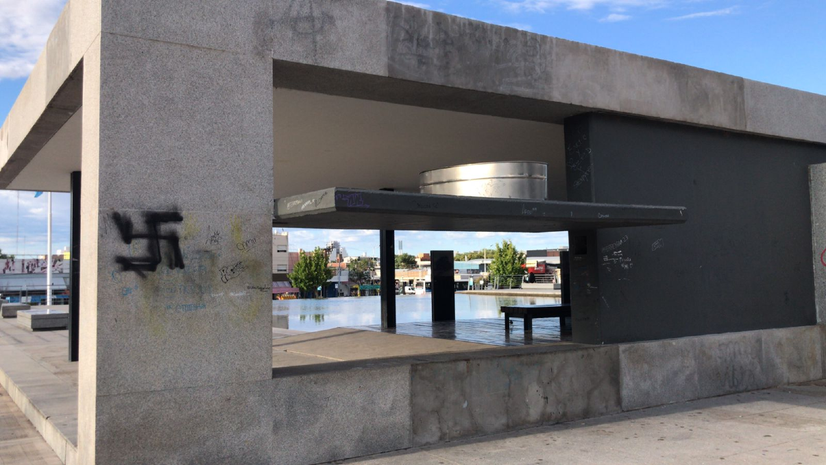 El cenotafio de Malvinas, víctima del vandalismo en Neuquén / Foto