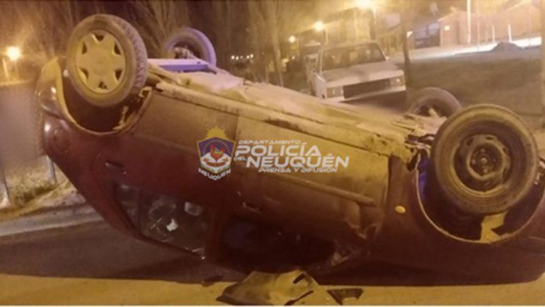 Borracho perdió el control de su auto y protagonizó un vuelco