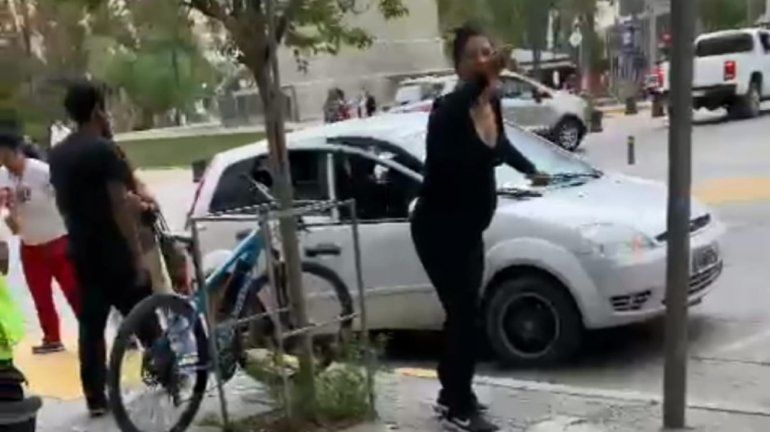 Quién es la conductora que se sacó mal con el inspector de tránsito