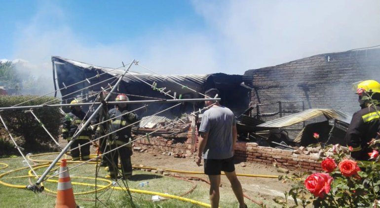 Se derrumbó un edificio tras un voraz incendio
