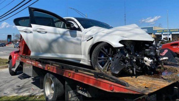 Gastó más de u$s 100 mil en un auto y lo destruyó el primer día