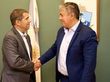 El gobernador de Neuquén, Rolando Figueroa, y el COO de Vista, Juan Garoby, sellaron el acuerdo.