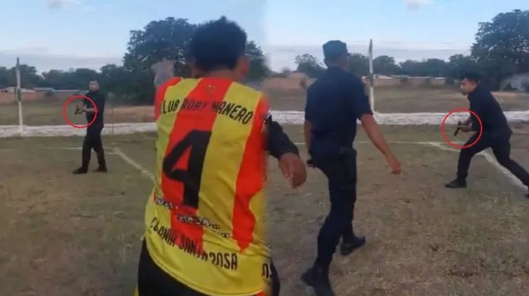 Al límite: en medio de protestas al árbitro, un policía sacó su arma en una cancha