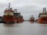 FOTO DE ARCHIVO: Buques que se utilizan para remolcar plataformas petrolíferas en el mar del Norte amarrados en los muelles William Wright en Hull, Reino Unido. 2 de noviembre de 2017. REUTERS/Russell