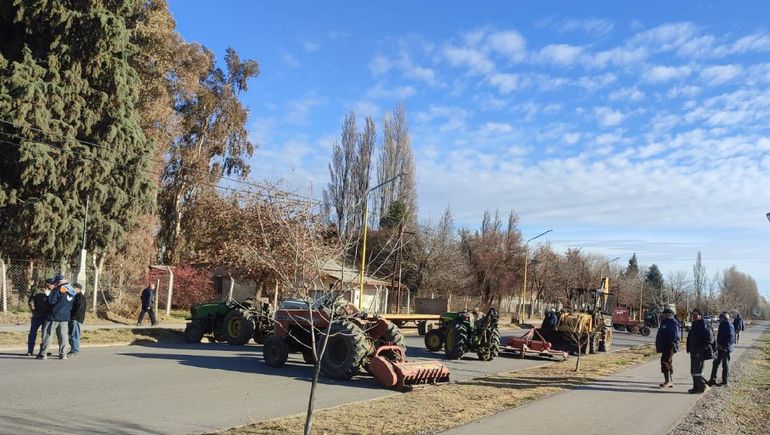 El presidente del Consorcio de Riego de Centenario y Vista Alegre explotó contra la Policía de Centenario y sacó las máquinas a la calle. El presidente del Consorcio de Riego de Centenario y Vista Alegre explotó contra la Policía de Centenario y sacó las máquinas a la calle.
