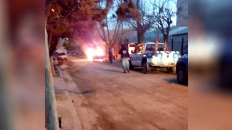 Tensión en Confluencia: le prendieron fuego al auto a un vecino y le apedrearon la casa