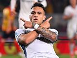 Lautaro Martínez festeja su golazo para Inter contra Lecce en Italia. 