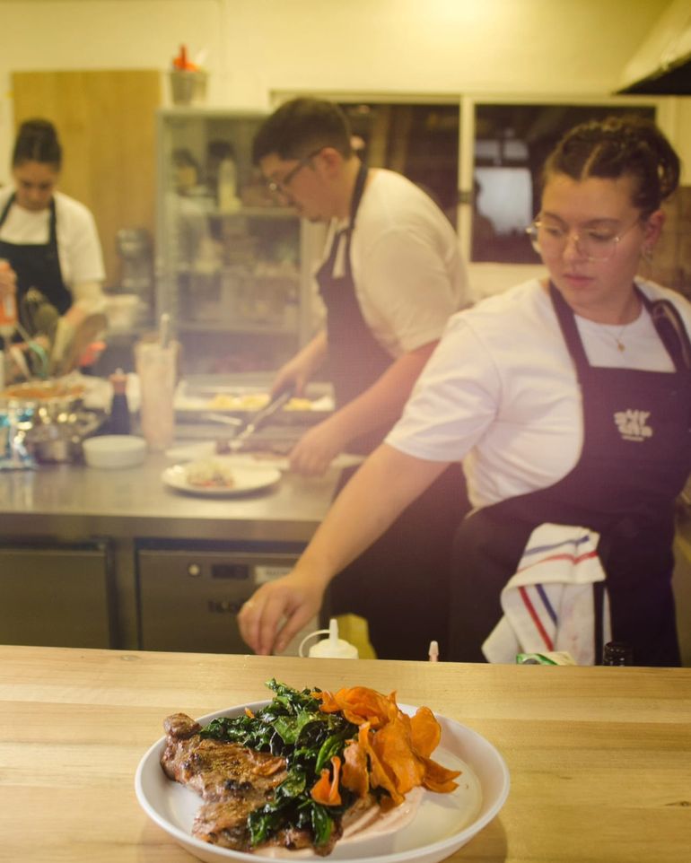 Rocío y Gonza en pleno despacho de Sureña. Rocío y Gonza en pleno despacho de Sureña.