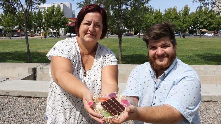 La pareja que traslada su amor en cada bombón