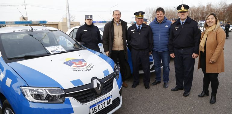 El gobernador Omar Gutiérrez, el intendente Mariano Gaido y la ministra Domínguez en la entrega de los vehículos nuevos. El gobernador Omar Gutiérrez, el intendente Mariano Gaido y la ministra Domínguez en la entrega de los vehículos nuevos.