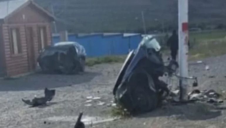 Un auto chocó y se partió en dos en la Ruta 40