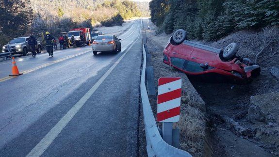 Un vuelco y dos despistes en la Ruta de Siete Lagos