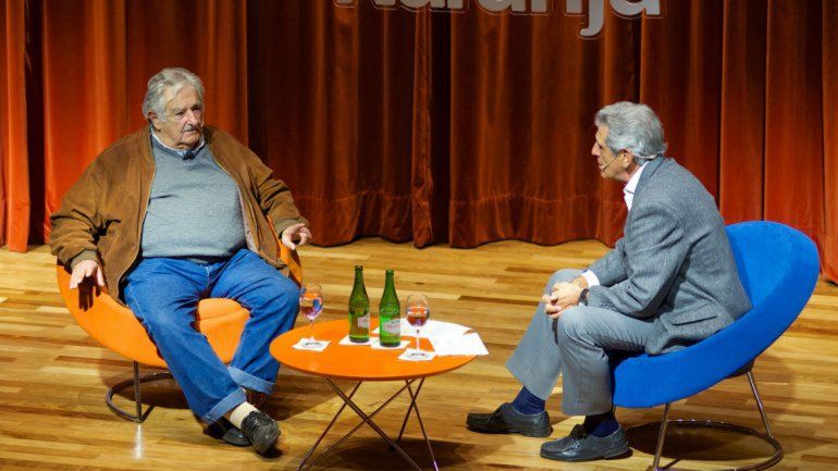 José Pepe Mujica durante una charla con periodistas argentinos.