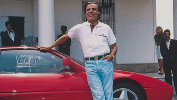 Carlos Menem en la Quinta de Olivos con su amada y polémica Ferrari 348 TB. Carlos Menem en la Quinta de Olivos con su amada y polémica Ferrari 348 TB.