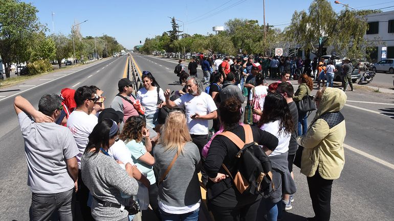 Cortan la ex Ruta 22 los tercerizados de Salud: ¿Qué piden?
