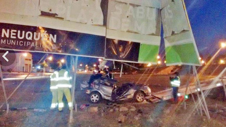 El Volkswagen Gol yace destruido en el lugar y la grúa se apresta a retirarlo. El acompañante murió en el hospital.