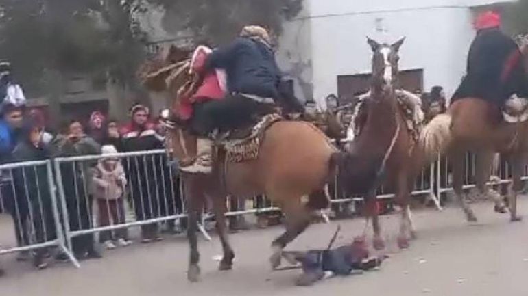 Un niño a punto de ser aplastado por un caballo. Drama y desesperación en Allen.&nbsp;