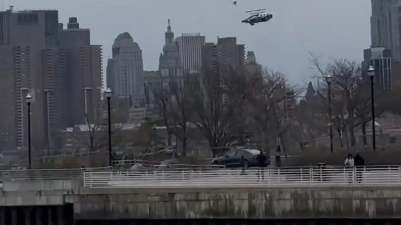 Un helicóptero con varios pasajeros cayó en el río Hudson frente a Manhattan