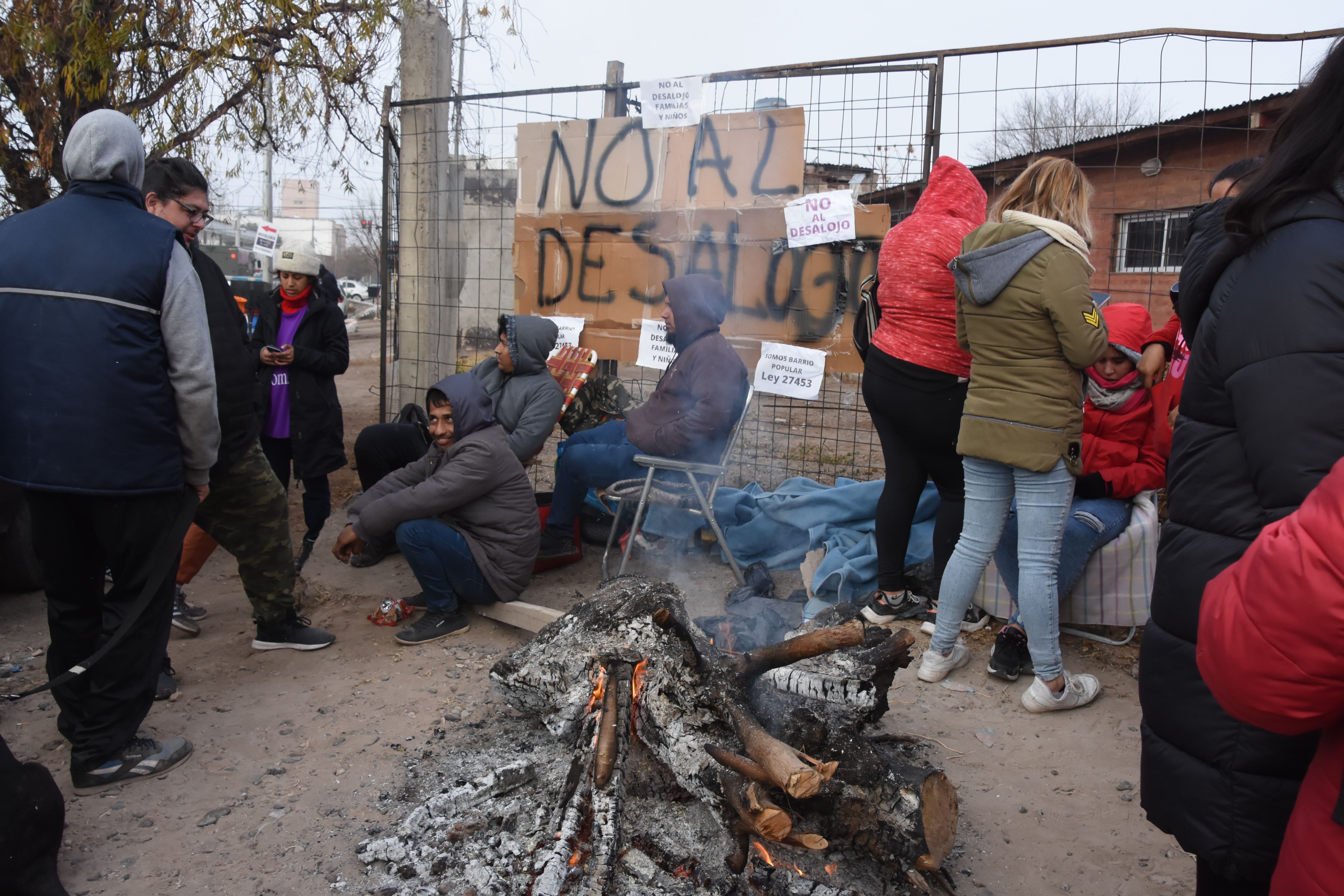 Los desalojados resisten en la calle