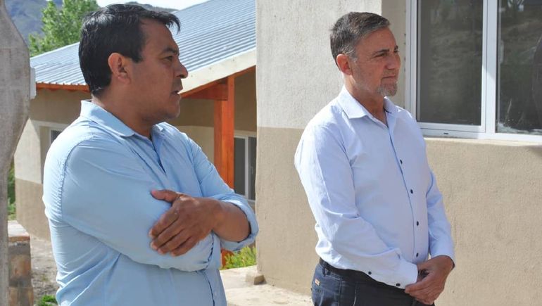 El intendente de Andacollo (derecha) Manuel San Mart&iacute;n en una recorrida de viviendas del IPVU.