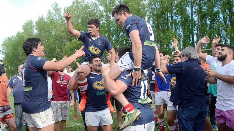 El enorme festejo de los jugadores neuquinos por un triunfazo.